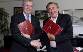 Energiecomfort-Geschäftsführer Manfred Blöch und Richard Lugner bei der Vertragsunterzeichung der Betriebsführung des Kraftwerks. 